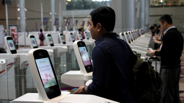 Teknologi facial recognition di T4 Bandara Changi. (Foto: REUTERS/Thomas White)
