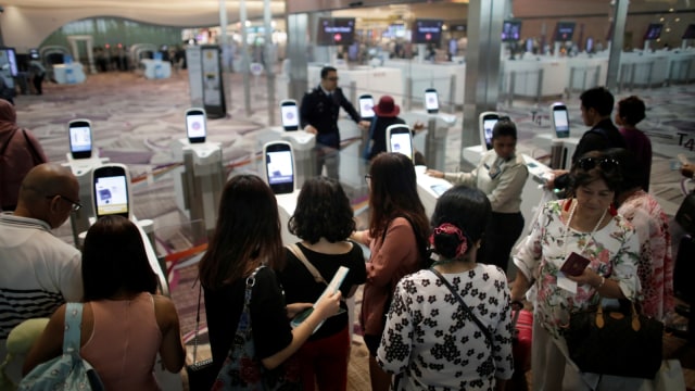 Teknologi facial recognition di T4 Bandara Changi. (Foto: REUTERS/Thomas White)