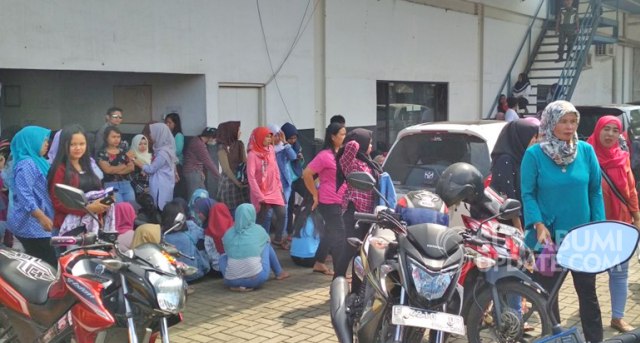 Upah Tak Dibayar, Puluhan Buruh Garmen di Sukabumi Demo