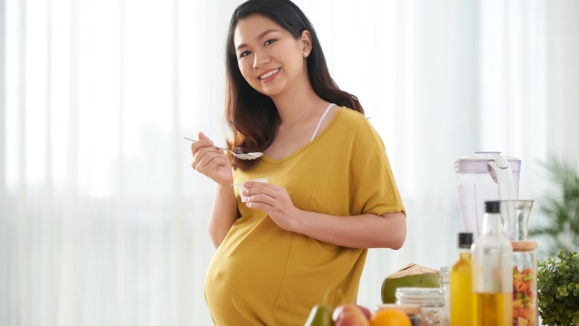 Ibu hamil makan sehat. Foto: Thinkstock