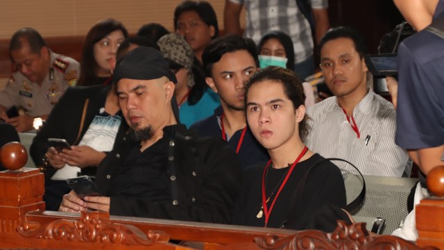 Ahmad Dhani dan Dul di ruang sidang (Foto: Munady)
