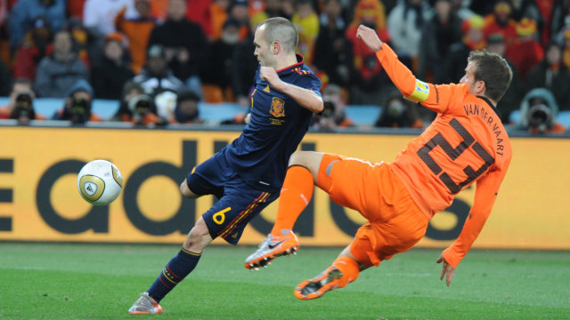 Proses gol Iniesta di final Piala Dunia 2010. (Foto: GABRIEL BOUYS / AFP)