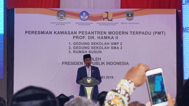 Jokowi di PMT Prof Dr Hamka II Padang. (Foto: Yudhistira Amran Saleh/kumparan)