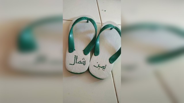 Sandal bertuliskan bahasa arab (Foto: Twitter @arfauzzz)