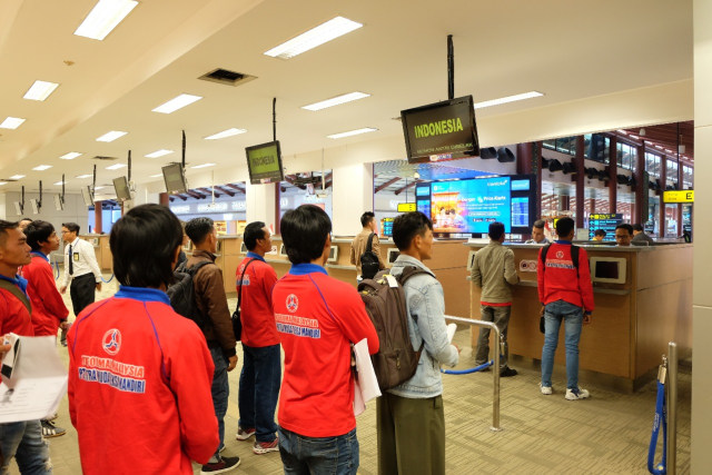 Calon TKI Indonesia di Tempat Pemeriksaan Imigrasi.(Foto:Kemenkumham)