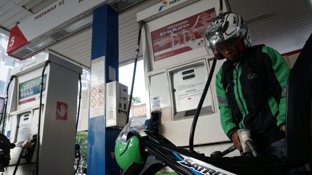 Driver ojek online mengisi bahan bakar bensin. (Foto: Jamal Ramadhan/kumparan)