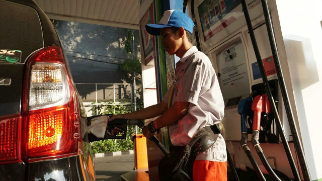 Petugas mengis bahan bakar bensin. Foto: Jamal Ramadhan/kumparan
