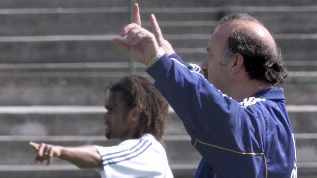 Vicente Del Bosque dan Christian Karembeu. (Foto: Christophe Simon/AFP)