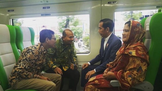 Mengintip Keakraban Jokowi dan Gubernur Sumbar di Gerbong KA Bandara Minangkabau