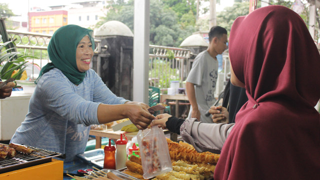 Pedagang di Ramadhan Fair di Kota Medan (Foto: Ade Nurhaliza/kumparan)