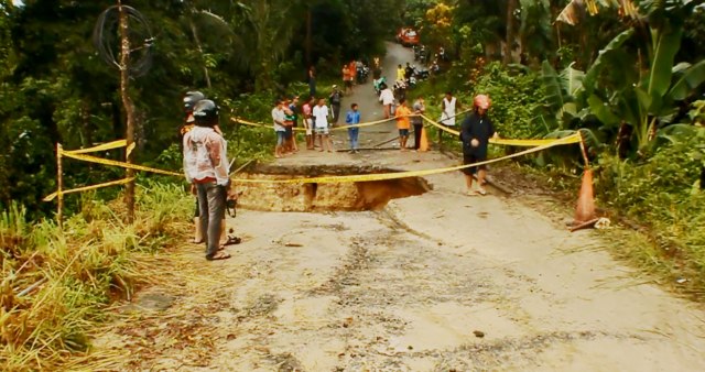Jalan Penghubung 4 Desa di Kota Ambon Terputus Akibat Longsor