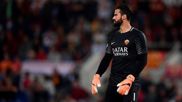 Alisson pada laga menghadapi Juventus. (Foto: AFP/Filippo Monteforte)