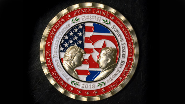 Koin Donald Trump dan Kim Jong-un. (Foto: AFP/Stringer)