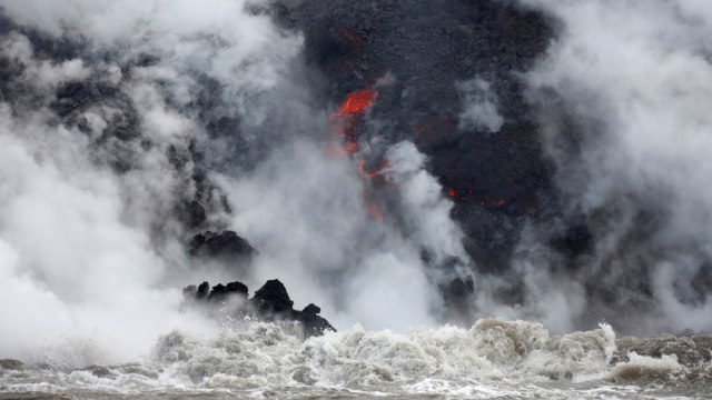 Lava Gunung Kilauea mengalir ke Samudera Pasifik (Foto: REUTERS/Terray Sylvester)