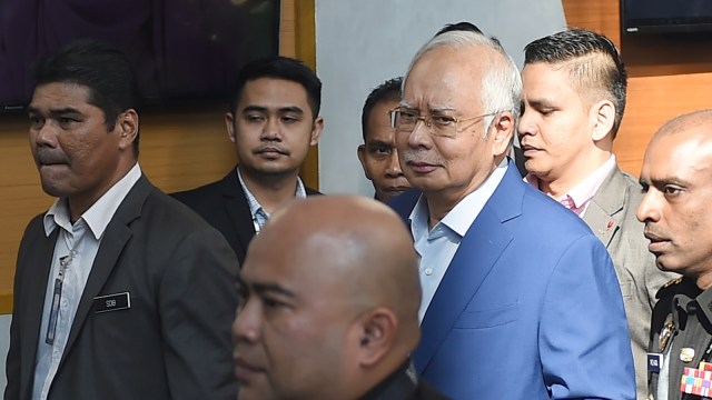 Najib Razak tiba di KPK Malaysia. (Foto: AFP/Mohd Rasfan)