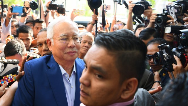 Najib Razak tiba di KPK Malaysia. (Foto: AFP/Manan Vatsyayana)