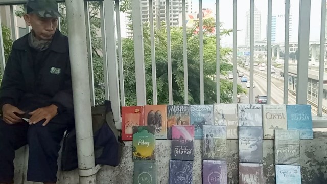 Daniel penjual novel di Tebet (Foto: Lolita Claudia/kumparan.com)