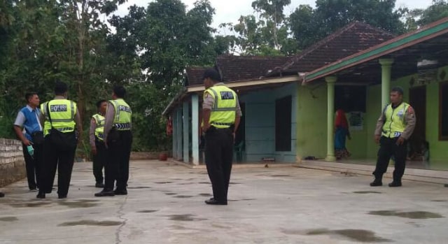 Satu Peleton Polres Bangkalan Pengamanan Paslon no Urut I