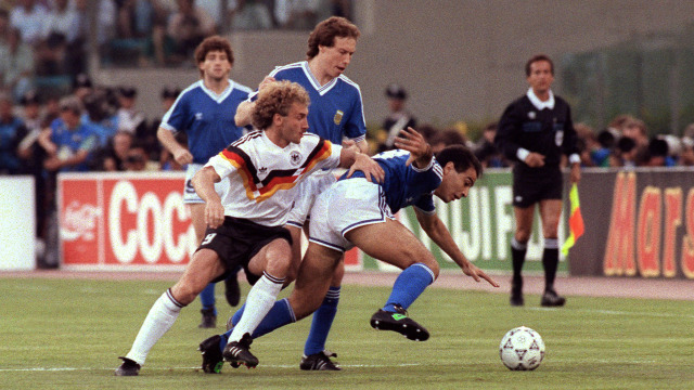 Rudi Voeller di laga vs Italia (Foto: OMAR TORRES / AFP)