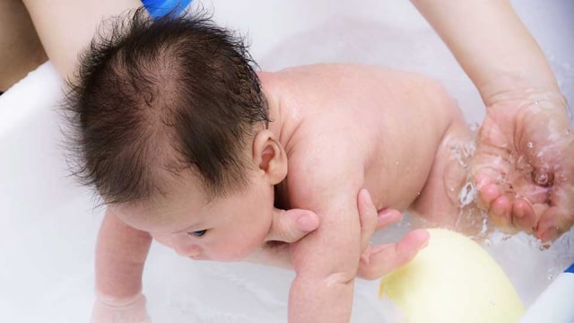 Tips Aman Memandikan Bayi Baru Lahir