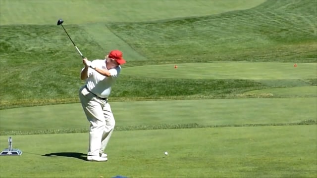 Donald Trump bermain golf. (Foto: Youtube)