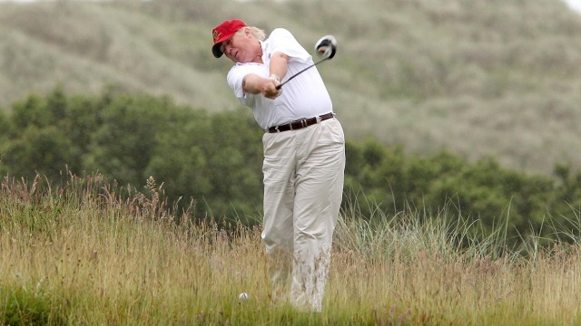 Donald Trump bermain golf. (Foto: Golf.com)