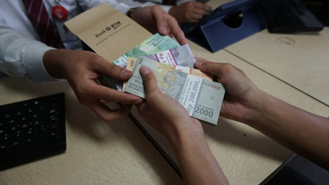 Uang yang ditukarkan nsabah di konter Bank BTN (Foto: Jamal ramadhan/kumparan)