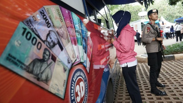 Suasana saat transaksi penukaran uang di Monas. Foto: Jamal Ramadhan/kumparan