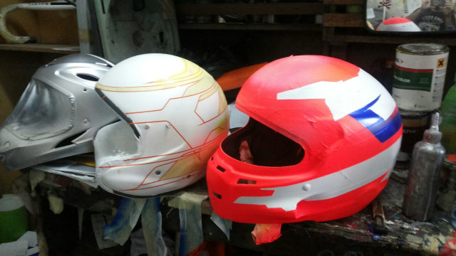 proses pengecatan helm (Foto: dok. Tomi Airbrush)