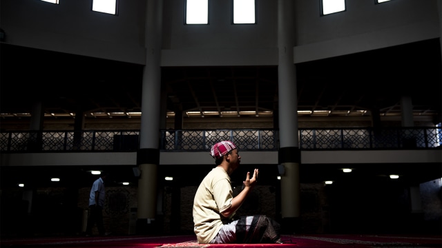 Warga melaksanakan ibadah di bulan Ramadan. Foto: ANTARA FOTO/M Agung Rajasa