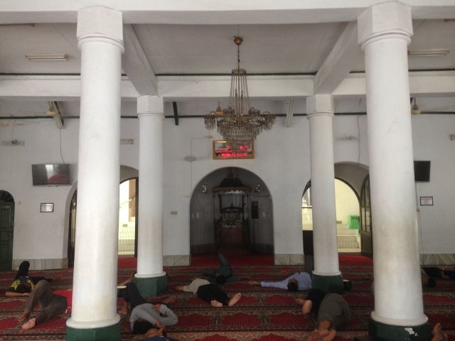 Bagian dalam Masjid Jami' Cikini Al Ma'mur (Foto: Yuana Fatwallah/kumparan)