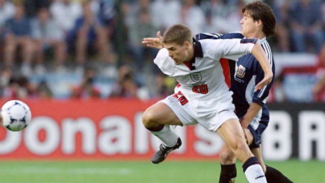 Owen di laga vs Argentina, Piala Dunia 1998. (Foto: PATRICK KOVARIK / AFP)