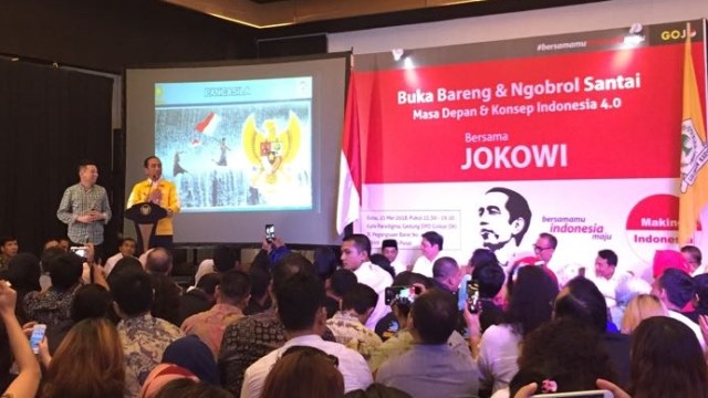 Jokowi di Markas Gojo (Foto: Rafyq Panjaitan/kumparan)