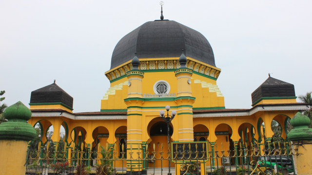 Tampak luar Masjid Raya Al Osmani. (Foto: Ade Nurhaliza/kumparan)