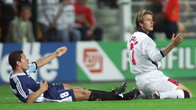 Beckham dan Simeone di Piala Dunia 1998. (Foto: GERARD CERLES / AFP)