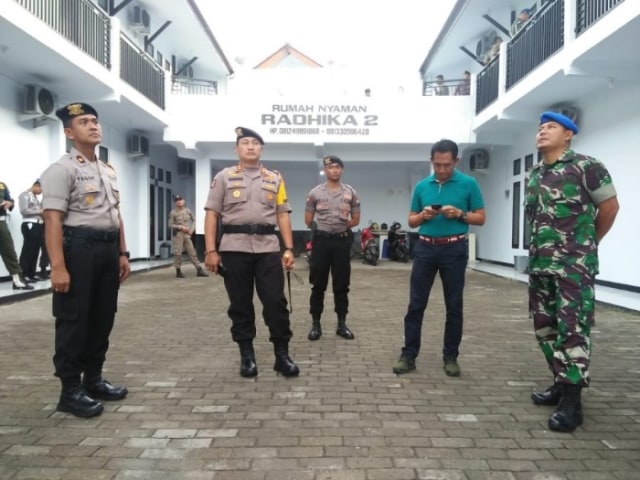 Personil Gabungan Lakukan Razia di Sejumlah Rumah Kost (1)