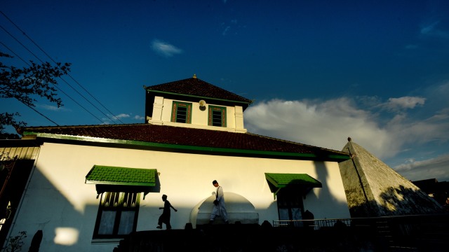 Aktivitas ngabuburit di Masjid Tua Katanga Gowa. (Foto: ANTARA FOTO/Yusran Uccang)