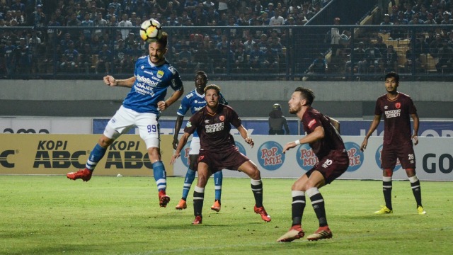 Jonathan Bauman sundul bola, Persib vs PSM (23/5). (Foto: ANTARA FOTO/Raisan Al Farisi)