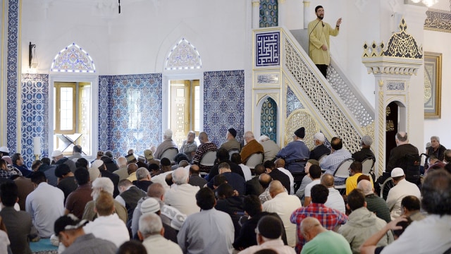 Umat muslim saat beribadah (Foto: AFP PHOTO / Olivier Douliery)