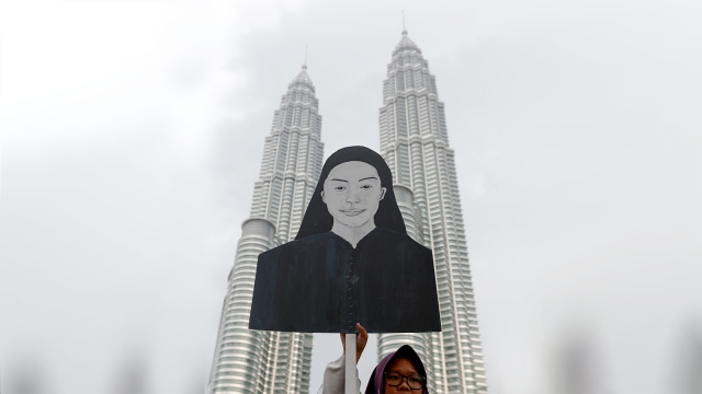 Warga membawa gambar Altantuya Shariibuu. (Foto: AFP PHOTO / Mohd Rasfan)