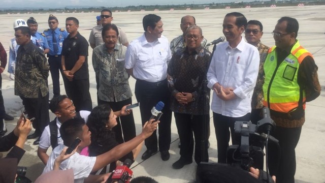 Konpers Jokowi saat tiba di Kertajati (Foto: Paulina Herasmanindar/kumparan)