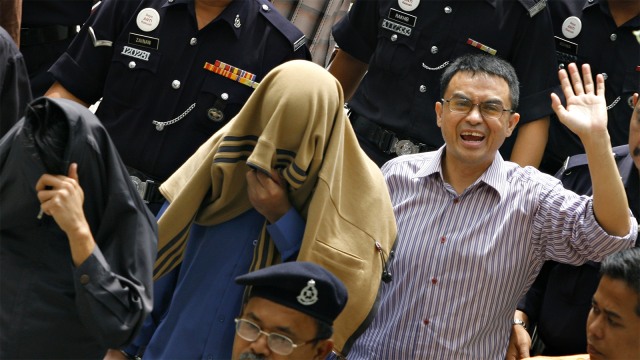 Polisi Malaysia tangkap Sirul A. Umar & Azilah H. Foto: AFP PHOTO / Tengku Bahar