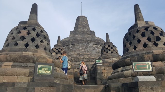 Pembersihan stupa di Candi Borobudur (Foto: Balai Konservasi Borobudur)