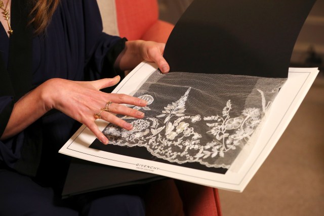 Tudung pengantin Royal Wedding dari Givenchy  (Foto: Dok. REUTERS/Hannah McKay/Pool)