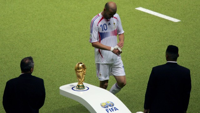 Zidane dikartu merah di final Piala Dunia 2006. (Foto: ROBERTO SCHMIDT / AFP)