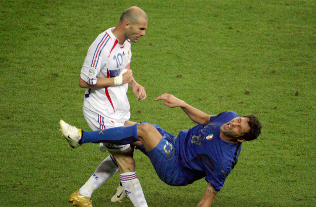 Tandukan Zidane kepada Materazzi. (Foto: JOHN MACDOUGALL / FILES / AFP)