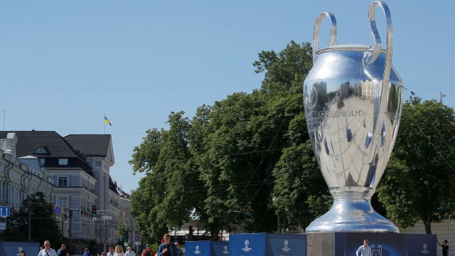 Trofi Liga Champions raksasa di Kiev. Foto: REUTERS/Valentyn Ogirenko