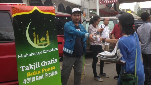 Aksi relawan #2019GantiPresiden bagi takjil gratis (Foto: Yuana Fatwalloh/kumparan)