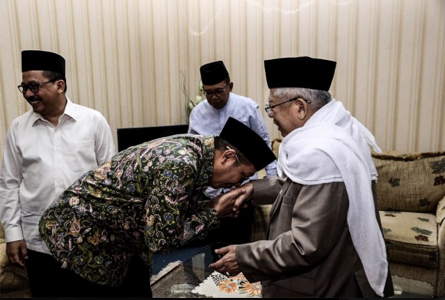 Menteri Agama mencium tangan Ketua MUI (Foto: Dok. Zainut Tauhid)
