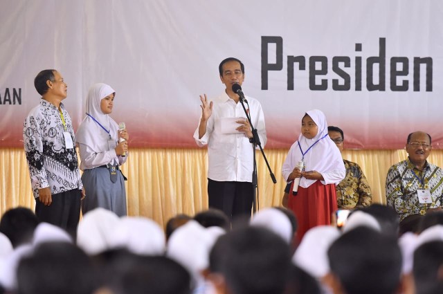 Jokowi Bagikan KIP ke Pelajar Majalengka Foto: Biro Pers Setpres/Muchlis Jr